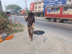 49164.jpg - เทศบาลตำบลสันป่าตองร่วมกับกองช่าง ได้ดำเนินการซ่อมแซมถนนบริเวณหน้าหมุูบ้านสิริเชียงใหม่ | https://www.sanpatong.go.th