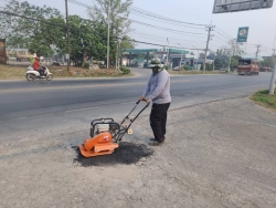 49165.jpg - เทศบาลตำบลสันป่าตองร่วมกับกองช่าง ได้ดำเนินการซ่อมแซมถนนบริเวณหน้าหมุูบ้านสิริเชียงใหม่ | https://www.sanpatong.go.th