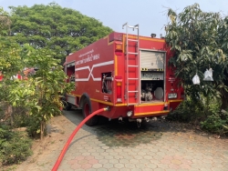 S__131096612.jpg - เทศบาลตำบลสันป่าตองพร้อมกับงานป้องกันฯ ทต.สันป่าตอง นำรถ ดับเพลิง บัวตอง 2 พร้อม จนท 5 นาย เข้าระงับเหตุ เบื้องต้น เป็นห้องเก็บของ  | https://www.sanpatong.go.th