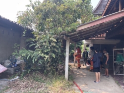 S__131096615.jpg - เทศบาลตำบลสันป่าตองพร้อมกับงานป้องกันฯ ทต.สันป่าตอง นำรถ ดับเพลิง บัวตอง 2 พร้อม จนท 5 นาย เข้าระงับเหตุ เบื้องต้น เป็นห้องเก็บของ  | https://www.sanpatong.go.th