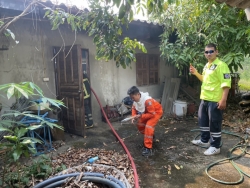 S__131096616.jpg - เทศบาลตำบลสันป่าตองพร้อมกับงานป้องกันฯ ทต.สันป่าตอง นำรถ ดับเพลิง บัวตอง 2 พร้อม จนท 5 นาย เข้าระงับเหตุ เบื้องต้น เป็นห้องเก็บของ  | https://www.sanpatong.go.th