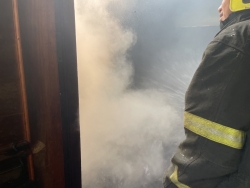 S__131096618.jpg - เทศบาลตำบลสันป่าตองพร้อมกับงานป้องกันฯ ทต.สันป่าตอง นำรถ ดับเพลิง บัวตอง 2 พร้อม จนท 5 นาย เข้าระงับเหตุ เบื้องต้น เป็นห้องเก็บของ  | https://www.sanpatong.go.th