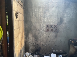 S__131096622.jpg - เทศบาลตำบลสันป่าตองพร้อมกับงานป้องกันฯ ทต.สันป่าตอง นำรถ ดับเพลิง บัวตอง 2 พร้อม จนท 5 นาย เข้าระงับเหตุ เบื้องต้น เป็นห้องเก็บของ  | https://www.sanpatong.go.th