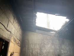 S__131096623.jpg - เทศบาลตำบลสันป่าตองพร้อมกับงานป้องกันฯ ทต.สันป่าตอง นำรถ ดับเพลิง บัวตอง 2 พร้อม จนท 5 นาย เข้าระงับเหตุ เบื้องต้น เป็นห้องเก็บของ  | https://www.sanpatong.go.th