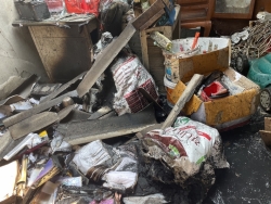 S__131096627.jpg - เทศบาลตำบลสันป่าตองพร้อมกับงานป้องกันฯ ทต.สันป่าตอง นำรถ ดับเพลิง บัวตอง 2 พร้อม จนท 5 นาย เข้าระงับเหตุ เบื้องต้น เป็นห้องเก็บของ  | https://www.sanpatong.go.th