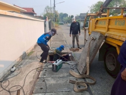 49487.jpg - เทศบาลตำบลสันป่าตอง ร่วมกับกองช่าง ได้ดำเนินการซ่อมแซมฝารางระบายน้ำ บริเวณซอยจิตรช่าง | https://www.sanpatong.go.th