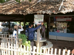 S__97370164.jpg - เทศบาลตำบลสันป่าตอง พร้อมกับกองคลังโดยฝ่ายพัฒนารายได้ร่วมด้วยงานป้องกันและสำนักปลัดโดยนักศึกษาฝึกงาน ออกจัดเก็บป้ายที่ติดตั้งโดยไม่ได้รับอนุญาต เพื่อความสะอาดเรียบร้อยของชุมชน | https://www.sanpatong.go.th