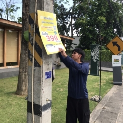 S__97370165.jpg - เทศบาลตำบลสันป่าตอง พร้อมกับกองคลังโดยฝ่ายพัฒนารายได้ร่วมด้วยงานป้องกันและสำนักปลัดโดยนักศึกษาฝึกงาน ออกจัดเก็บป้ายที่ติดตั้งโดยไม่ได้รับอนุญาต เพื่อความสะอาดเรียบร้อยของชุมชน | https://www.sanpatong.go.th