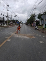 24901.jpg - เทศบาลตำบลสันป่าตอง พร้อมกับงานปกป้องและบรรเทาสาธารณภัยได้รับแจ้งจากห้องวิทยุป่าตอง มีหิน-ทราย ตกหล่นบนผิวถนน หน้าสถานีตำรวจอำเภอสันป่าตอง  | https://www.sanpatong.go.th