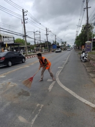 24903.jpg - เทศบาลตำบลสันป่าตอง พร้อมกับงานปกป้องและบรรเทาสาธารณภัยได้รับแจ้งจากห้องวิทยุป่าตอง มีหิน-ทราย ตกหล่นบนผิวถนน หน้าสถานีตำรวจอำเภอสันป่าตอง  | https://www.sanpatong.go.th