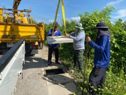 53897.jpg - เทศบาลตำบลสันป่าตอง ร่วมกับกองช่าง ได้ดำเนินการซ่อมแซมเปลี่ยนฝารางระบายน้ำ บริเวณบ้านไร่ หมู่ที่5 ตำบลทุ่งต้อม  | https://www.sanpatong.go.th