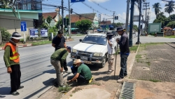 228910.jpg - เทศบาลตำบลสันป่าตอง พร้อมกับ งานป้องกันและบรรเทาสาธารณภัย สำนักปลัดเทศบาล และกองช่าง เทศบาลตำบลสันป่าตอง ได้ลงพื้นที่เปิด ฝารางระบายน้ำ เพื่อสำรวจปริมาณดินโคลนและสิ่งกีดขวางทางน้ำบริเวณ หน้าร้านเล็กพาณิชย์ | https://www.sanpatong.go.th