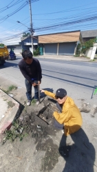 228928.jpg - เทศบาลตำบลสันป่าตอง พร้อมกับ งานป้องกันและบรรเทาสาธารณภัย สำนักปลัดเทศบาล และกองช่าง เทศบาลตำบลสันป่าตอง ได้ลงพื้นที่เปิด ฝารางระบายน้ำ เพื่อสำรวจปริมาณดินโคลนและสิ่งกีดขวางทางน้ำบริเวณ หน้าร้านเล็กพาณิชย์ | https://www.sanpatong.go.th