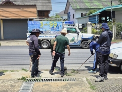 61546.jpg - เทศบาลตำบลสันป่าตอง พร้อมกับ งานป้องกันและบรรเทาสาธารณภัย สำนักปลัดเทศบาล และกองช่าง เทศบาลตำบลสันป่าตอง ได้ลงพื้นที่เปิด ฝารางระบายน้ำ เพื่อสำรวจปริมาณดินโคลนและสิ่งกีดขวางทางน้ำบริเวณ หน้าร้านเล็กพาณิชย์ | https://www.sanpatong.go.th
