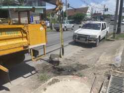 S__135995396.jpg - เทศบาลตำบลสันป่าตอง พร้อมกับ งานป้องกันและบรรเทาสาธารณภัย สำนักปลัดเทศบาล และกองช่าง เทศบาลตำบลสันป่าตอง ได้ลงพื้นที่เปิด ฝารางระบายน้ำ เพื่อสำรวจปริมาณดินโคลนและสิ่งกีดขวางทางน้ำบริเวณ หน้าร้านเล็กพาณิชย์ | https://www.sanpatong.go.th