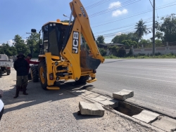 S__136396874.jpg - เทศบาลตำบลสันป่าตองพร้อมกับงานป้องกันและบรรเทาสาธารณภัยสำนักปลัดเทศบาล และงานกองช่าง ได้นำรถน้ำ2 เข้าร่วมกับรถดูดโคลน อบในการดำเนินการขุดลอกรางระบายน้ำจ.เชียงใหม่ | https://www.sanpatong.go.th