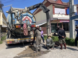 S__136396882.jpg - เทศบาลตำบลสันป่าตองพร้อมกับงานป้องกันและบรรเทาสาธารณภัยสำนักปลัดเทศบาล และงานกองช่าง ได้นำรถน้ำ2 เข้าร่วมกับรถดูดโคลน อบในการดำเนินการขุดลอกรางระบายน้ำจ.เชียงใหม่ | https://www.sanpatong.go.th