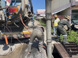S__136396885.jpg - เทศบาลตำบลสันป่าตองพร้อมกับงานป้องกันและบรรเทาสาธารณภัยสำนักปลัดเทศบาล และงานกองช่าง ได้นำรถน้ำ2 เข้าร่วมกับรถดูดโคลน อบในการดำเนินการขุดลอกรางระบายน้ำจ.เชียงใหม่ | https://www.sanpatong.go.th