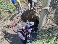 S__136396893.jpg - เทศบาลตำบลสันป่าตองพร้อมกับงานป้องกันและบรรเทาสาธารณภัยสำนักปลัดเทศบาล และงานกองช่าง ได้นำรถน้ำ2 เข้าร่วมกับรถดูดโคลน อบในการดำเนินการขุดลอกรางระบายน้ำจ.เชียงใหม่ | https://www.sanpatong.go.th
