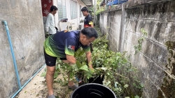 S__35143690.jpg - เทศบาลตำสันป่าตอง ร่วมกับงานป้องกันและบรรเทาสาธารณภัย สำนักปลัดเทศบาล ดำเนินการตัดกิ่งไม้และเก็บกวาดเศษไม้บริเวณด้านหลังอาคาร | https://www.sanpatong.go.th