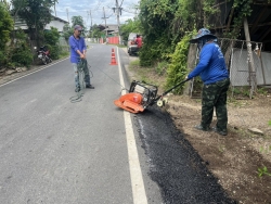 57112.jpg - เทศบาลตำบลสันป่าตอง ได้ร่วมกับกองช่าง ดำเนินการซ่อมแซมถนน ตามคำร้องของประชาชน บริเวณถนนแยกบ้านไร่ และถนนอ้อมอำเภอ | https://www.sanpatong.go.th
