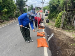 57116.jpg - เทศบาลตำบลสันป่าตอง ได้ร่วมกับกองช่าง ดำเนินการซ่อมแซมถนน ตามคำร้องของประชาชน บริเวณถนนแยกบ้านไร่ และถนนอ้อมอำเภอ | https://www.sanpatong.go.th