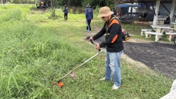 S__35643400.jpg - เทศบาลตำบลสันป่าตอง ร่วมกับงานป้องกันและบรรเทาสาธารณภัย สำนักปลัดเทศบาล ร่วมกับกองช่าง และกู้ภัยนพรัตน์ ดำเนินการตัดกิ่งไม้และหญ้าบริเวณริมคลองชุมชนบ้านหย่อน | https://www.sanpatong.go.th