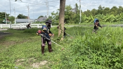 S__35643404.jpg - เทศบาลตำบลสันป่าตอง ร่วมกับงานป้องกันและบรรเทาสาธารณภัย สำนักปลัดเทศบาล ร่วมกับกองช่าง และกู้ภัยนพรัตน์ ดำเนินการตัดกิ่งไม้และหญ้าบริเวณริมคลองชุมชนบ้านหย่อน | https://www.sanpatong.go.th