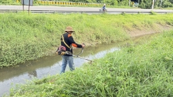 S__35643405.jpg - เทศบาลตำบลสันป่าตอง ร่วมกับงานป้องกันและบรรเทาสาธารณภัย สำนักปลัดเทศบาล ร่วมกับกองช่าง และกู้ภัยนพรัตน์ ดำเนินการตัดกิ่งไม้และหญ้าบริเวณริมคลองชุมชนบ้านหย่อน | https://www.sanpatong.go.th