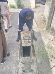 S__138125331.jpg - เทศบาลตำบลสันป่าตองร่วมกับงานป้องกันและบรรเทาสาธารณภัย สำนักปลัดเทศบาลดำเนินการนำรถบรรทุกน้ำ “บัวตอง 5” ต่อสายปล่อยน้ำลงสู่รางระบายน้ำ | https://www.sanpatong.go.th