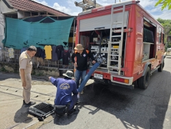 S__36954118.jpg - เทศบาลตำบลสันป่าตองร่วมกับงานป้องกันและบรรเทาสาธารณภัย สำนักปลัดเทศบาลดำเนินการนำรถบรรทุกน้ำ “บัวตอง 5” ต่อสายปล่อยน้ำลงสู่รางระบายน้ำ | https://www.sanpatong.go.th