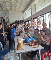 41407_0.jpg - โรงเรียนผู้สูงอายุเทศบาลตำบลสันป่าตอง จัดกิจกรรมเย็บกระเป๋าหนังใส่สตางค์ | https://www.sanpatong.go.th