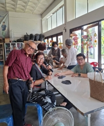 41413_0.jpg - โรงเรียนผู้สูงอายุเทศบาลตำบลสันป่าตอง จัดกิจกรรมเย็บกระเป๋าหนังใส่สตางค์ | https://www.sanpatong.go.th