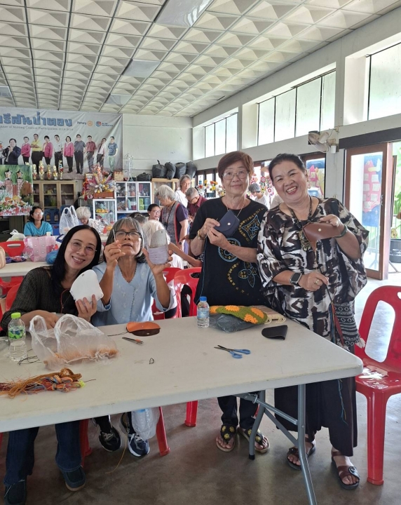 โรงเรียนผู้สูงอายุเทศบาลตำบลสันป่าตอง จัดกิจกรรมเย็บกระเป๋าหนังใส่สตางค์ ภาพที่ 7 | https://www.sanpatong.go.th