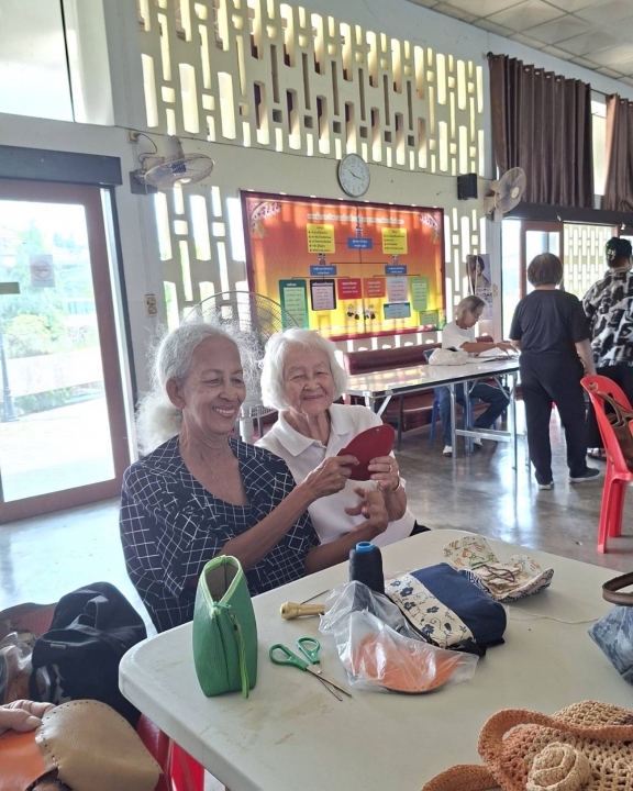 โรงเรียนผู้สูงอายุเทศบาลตำบลสันป่าตอง จัดกิจกรรมเย็บกระเป๋าหนังใส่สตางค์ ภาพที่ 8 | https://www.sanpatong.go.th