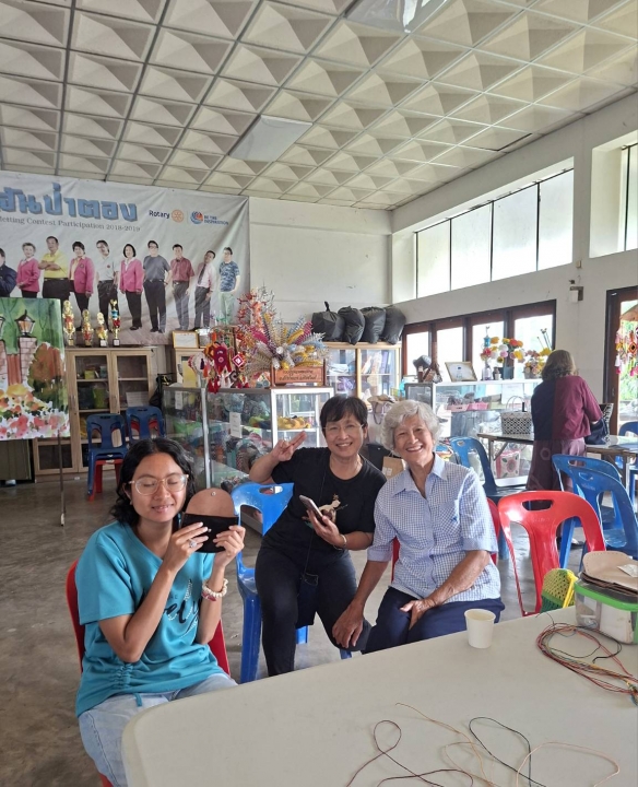 โรงเรียนผู้สูงอายุเทศบาลตำบลสันป่าตอง จัดกิจกรรมเย็บกระเป๋าหนังใส่สตางค์ ภาพที่ 9 | https://www.sanpatong.go.th