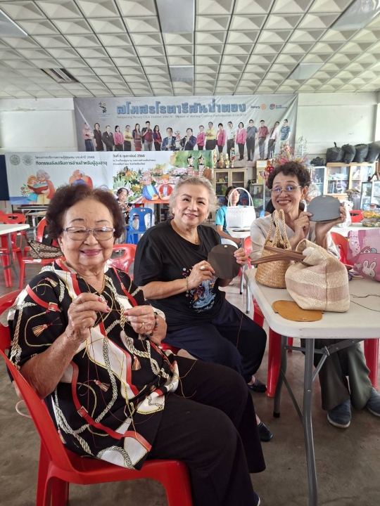 โรงเรียนผู้สูงอายุเทศบาลตำบลสันป่าตอง จัดกิจกรรมเย็บกระเป๋าหนังใส่สตางค์ ภาพที่ 10 | https://www.sanpatong.go.th