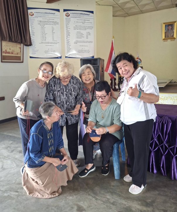 โรงเรียนผู้สูงอายุเทศบาลตำบลสันป่าตอง จัดกิจกรรมเย็บกระเป๋าหนังใส่สตางค์ ภาพที่ 11 | https://www.sanpatong.go.th