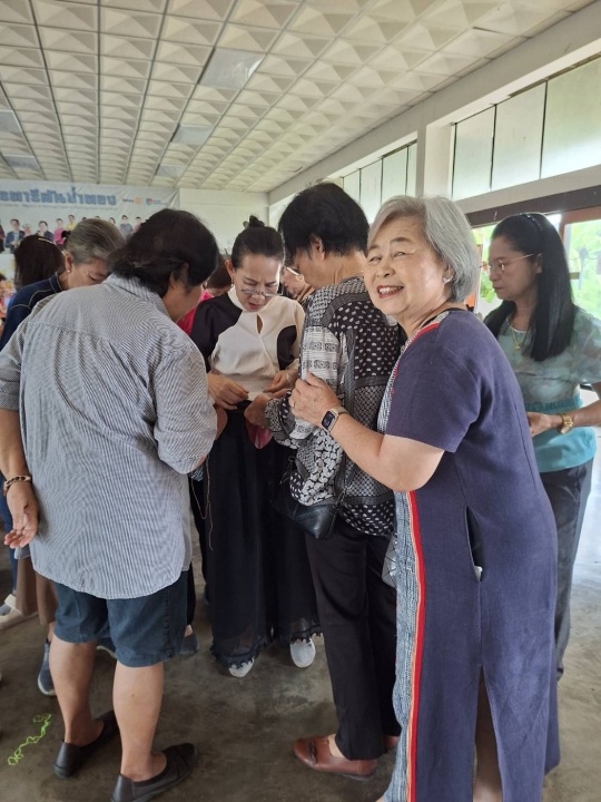 โรงเรียนผู้สูงอายุเทศบาลตำบลสันป่าตอง จัดกิจกรรมเย็บกระเป๋าหนังใส่สตางค์ ภาพที่ 12 | https://www.sanpatong.go.th