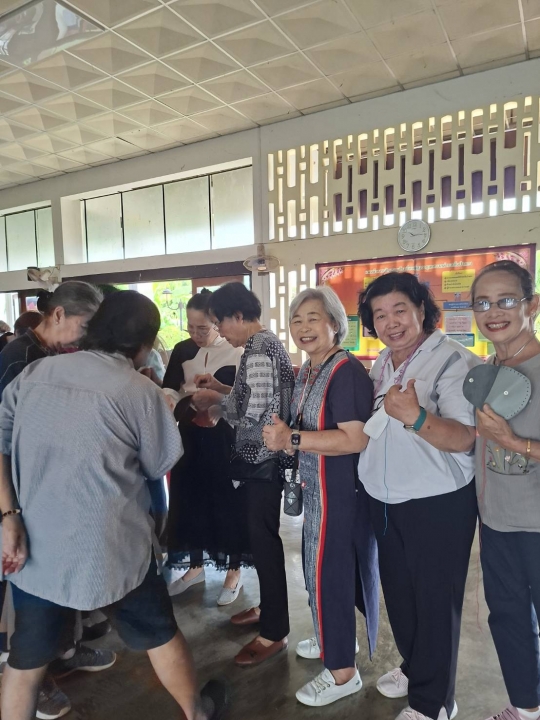 โรงเรียนผู้สูงอายุเทศบาลตำบลสันป่าตอง จัดกิจกรรมเย็บกระเป๋าหนังใส่สตางค์ ภาพที่ 13 | https://www.sanpatong.go.th