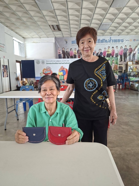โรงเรียนผู้สูงอายุเทศบาลตำบลสันป่าตอง จัดกิจกรรมเย็บกระเป๋าหนังใส่สตางค์ ภาพที่ 15 | https://www.sanpatong.go.th