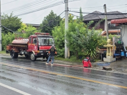 74521.jpg - เทศบาลตำบลสันป่าตอง ร่วมกับงานป้องกันและบรรเทาสาธารณภัย สำนักปลัดเทศบาล ดำเนินงานตามคำร้องขอ ล้างรางระบายน้ำ บ้านป่าลาน จัดรถบรรทุกน้ำอเนกประสงค์5000ลิตร บัวตอง2 พร้อมเจ้าหน้าที่3นาย  | https://www.sanpatong.go.th