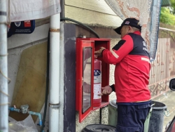 S__32751668.jpg - เทศบาลตำบลสันป่าตอง ร่วมกับ งานป้องกันและบรรเทาสาธารณภัย สำนักปลัดเทศบาล ภารกิจ : ตรวจเช็คถังดับเพลิง พร้อมเปลี่ยนถังที่ชำรุด และบรรจุถังใหม่ให้พร้อมใช้งานเมื่อหากเกิดมีภัยอันตราย | https://www.sanpatong.go.th