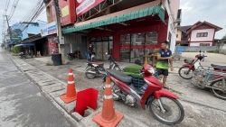 S__39010316.jpg - เทศบาลตำบลสันป่าตอง  ร่วมกับงานป้องกันและบรรเทาสาธารณภัย สำนักปลัดเทศบาล ได้รับแจ้งทางวิทยุจากสถานีตำรวจภูธรสันป่าตองว่า พบฝารางระบายน้ำชำรุดเกิดเป็นหลุมบนผิวจราจร  | https://www.sanpatong.go.th