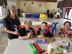 S__62619658_0.jpg - โรงเรียนผู้สูงอายุเทศบาลตำบลสันป่าตอง จัดกิจกรรมการทำดอกไม้จากลวดกำมะหยี่ | https://www.sanpatong.go.th