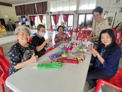 S__62619671_0.jpg - โรงเรียนผู้สูงอายุเทศบาลตำบลสันป่าตอง จัดกิจกรรมการทำดอกไม้จากลวดกำมะหยี่ | https://www.sanpatong.go.th