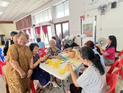 S__62619679_0.jpg - โรงเรียนผู้สูงอายุเทศบาลตำบลสันป่าตอง จัดกิจกรรมการทำดอกไม้จากลวดกำมะหยี่ | https://www.sanpatong.go.th