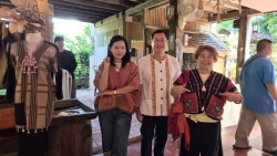 13.jpg - นายอิทธิรัฐ สินารักษ์ ท่องเที่ยวและทีฬาจังหวัดเชียงใหม่  พร้อมด้วย นายสุภชัย  พรหมเสนใจ นายกเทศมนตรีตำบลสันป่าตอง และนายอภิชาต  เทพชา ปลัดเทศบาลตำบลสันป่าตอง ลงพื้นที่ดำเนินโครงการต่อยอดการท่องเที่ยว   โดยชุมชนกลุ่มชาติพันธุ์ | https://www.sanpatong.go.th