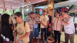 3.jpg - นายอิทธิรัฐ สินารักษ์ ท่องเที่ยวและทีฬาจังหวัดเชียงใหม่  พร้อมด้วย นายสุภชัย  พรหมเสนใจ นายกเทศมนตรีตำบลสันป่าตอง และนายอภิชาต  เทพชา ปลัดเทศบาลตำบลสันป่าตอง ลงพื้นที่ดำเนินโครงการต่อยอดการท่องเที่ยว   โดยชุมชนกลุ่มชาติพันธุ์ | https://www.sanpatong.go.th
