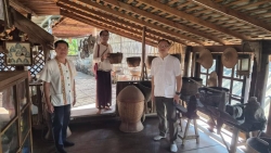 5.jpg - นายอิทธิรัฐ สินารักษ์ ท่องเที่ยวและทีฬาจังหวัดเชียงใหม่  พร้อมด้วย นายสุภชัย  พรหมเสนใจ นายกเทศมนตรีตำบลสันป่าตอง และนายอภิชาต  เทพชา ปลัดเทศบาลตำบลสันป่าตอง ลงพื้นที่ดำเนินโครงการต่อยอดการท่องเที่ยว   โดยชุมชนกลุ่มชาติพันธุ์ | https://www.sanpatong.go.th